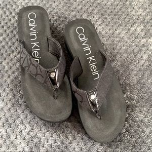 Calvin Klein Platform flipflop sandals. Size 9